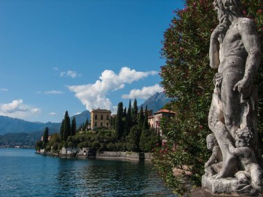 Como Gölü ve dağların panoramik manzarası, Villa Manastırı, Varenna, Como Gölü, Lombardy, İtalya