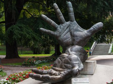 Askerlik ve kamu hizmetinde (eller) öldürülen herkesin anıtı, Como şehri, Lombardia, İtalya