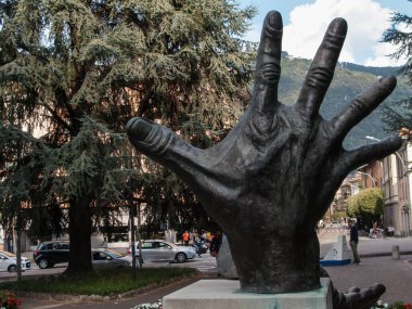 Askerlik ve kamu hizmetinde (eller) öldürülen herkesin anıtı, Como şehri, Lombardia, İtalya