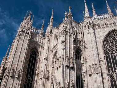 Güneşli bir günde mavi gökyüzünün arka planında Duomo di Milano, Milan, Lombardy, İtalya