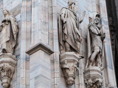 Duomo di Milano, Milan, Lombardy, İtalya 'nın duvarlarındaki mermer heykeller