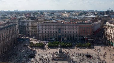 Meryem 'in Doğuşu Katedrali' nin çatısından Piazza del Duomo manzarası, Duomo di Milano, Milan, Lombardy, İtalya