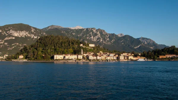 Vista Panoramica Sul Lago Como Alpi Città Bellagio Dal Traghetto — Foto Stock