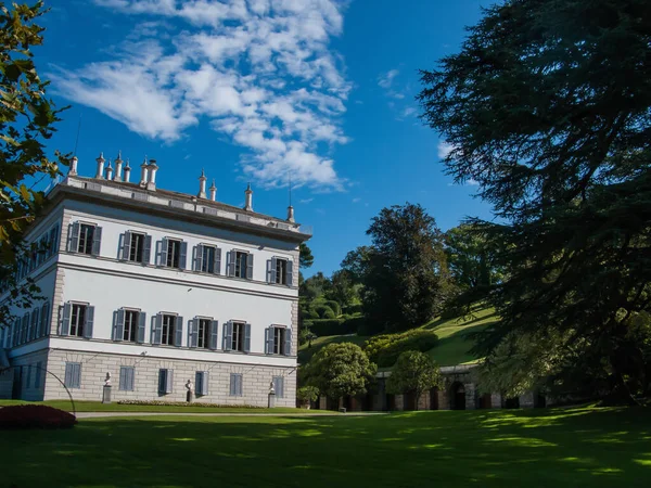 意大利伦巴第Bellagio Como湖Melzi别墅花园绿色草坪和主楼 — 图库照片