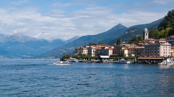 湖のパノラマビュー アルプスとベラジオ市 コモ湖 ロンバルディア州 イタリア — ストック写真