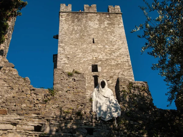Castello di Vezio kulesi, Varenna, Como Gölü, Lombardy, İtalya