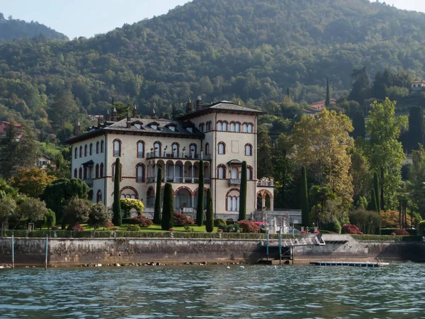 Göldeki dağların arka planındaki güzel villa Como Gölü, Bellagio, İtalya