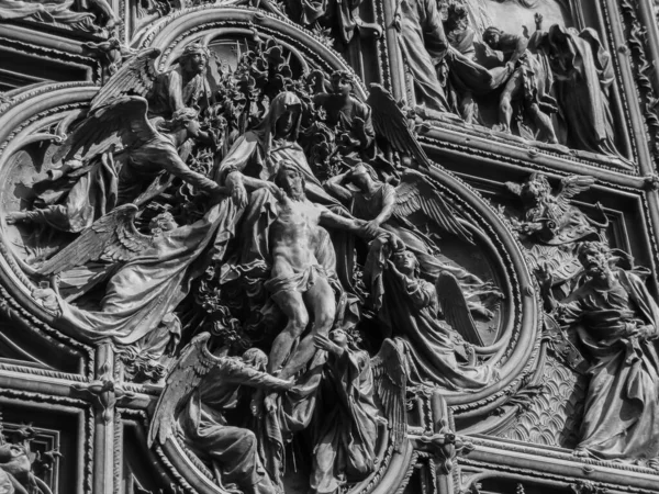 Bakire Meryem 'in Doğumu Katedrali' nin bronz kapısının bir parçası. Yakın plan, siyah beyaz fotoğraf, Duomo di Milano, Milan, Lombardy, İtalya.
