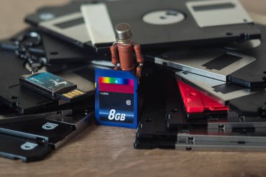 Direnişçilerden elde edilen küçük el yapımı insan figürleri modern flaş depolama avantajlarına karşı 3.5 inçlik eski disketleri gösteriyor.