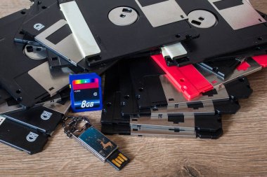 Modern flaş depoları ve eski moda 3.5 inç disketler.