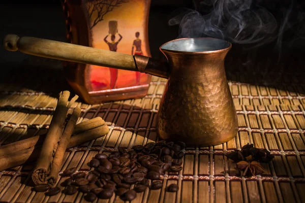 Grãos Café Tradicionais Mãos Cobre Feitas Máquina Café Canela Anis — Fotografia de Stock