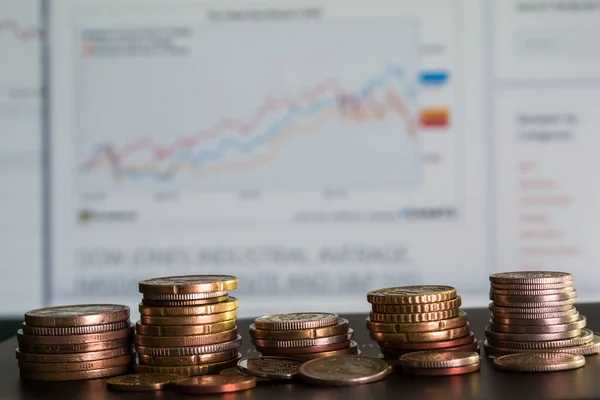 Stok tablolarının arka planında farklı ülkelerin para yığınları