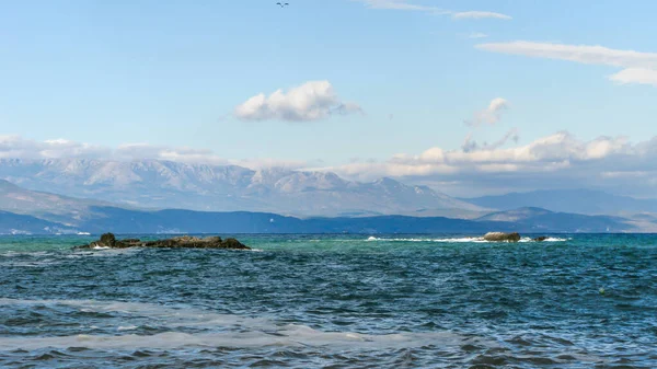 背景に山と青空と雲が広がる海のパノラマビュー — ストック写真