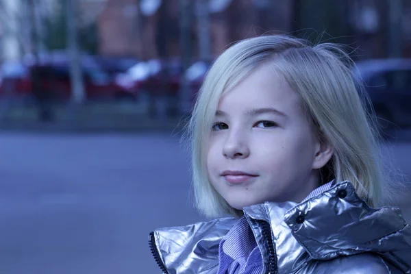 Крупним Планом Портрет Блондинки Маленької Дівчинки Сучасному Сірому Піджаку — стокове фото