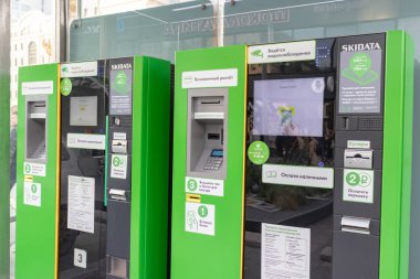 Moskova, Rusya - 19 Ekim 2019: Yeşil park yeri, dijital ödeme için şehir caddesinde bir cihaz