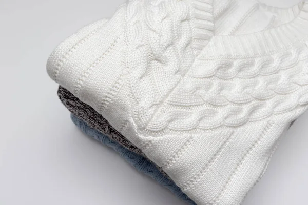 Stapel knusse comfortabele huiselijk schoon gewassen gebreide pullovers in pastelkleuren, was- en waskleding concept — Stockfoto