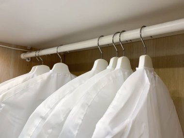 Gardıropta asılı giysiler, güvenli giyim deposu.