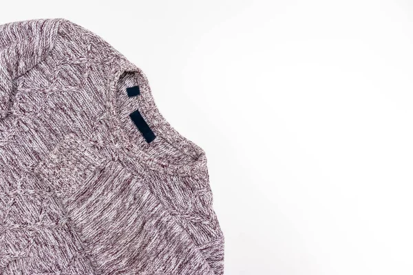 Bruin gebreide casual trui, pullover op witte achtergrond met kopieerruimte — Stockfoto