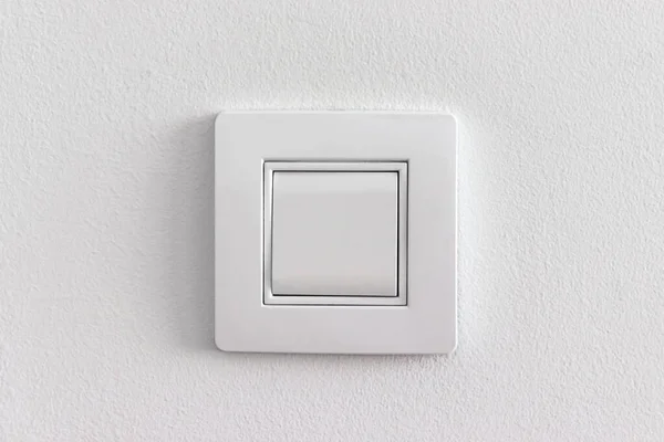 Однобічний електричний вимикач білого світла на стіні — стокове фото