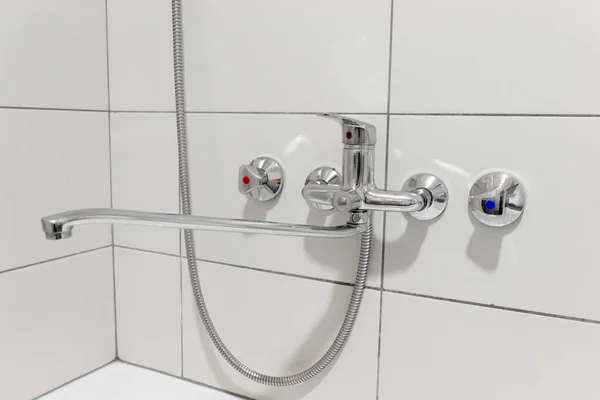 Robinet d'eau de salle de bain, robinet avec douche dans la maison contemporaine — Photo