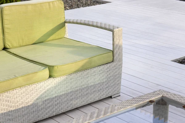 Sofá e mesa de vime, mobiliário de exterior na praia, restaurante à beira-mar para relaxar e relaxar — Fotografia de Stock