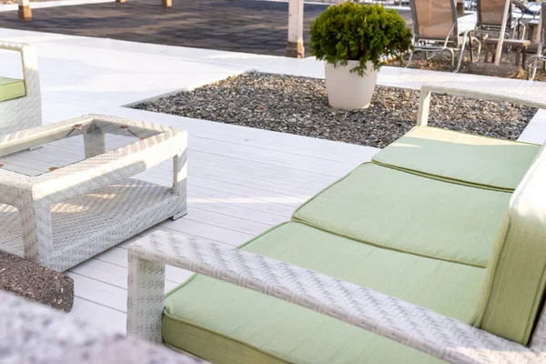 Rotting soffa och bord, utemöbler på stranden, strandnära café restaurang för lounge chill och avkoppling — Stockfoto