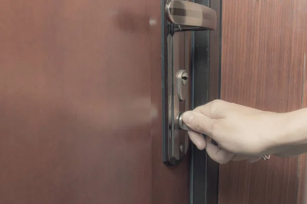 Donna mani bloccaggio o sblocco porta d'ingresso anteriore con una chiave — Foto Stock