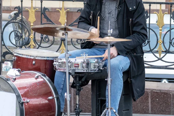 Moskau, Russland - 19. Oktober 2019: ein Straßenmusiker, der in der Stadt Schlagzeug spielt — Stockfoto