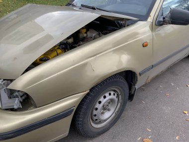 Araba kazasından sonra hasarlı bir araba ön motor parçasına çarpmış.