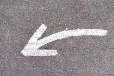 Asfalt yolda beyaz ok görünüyor