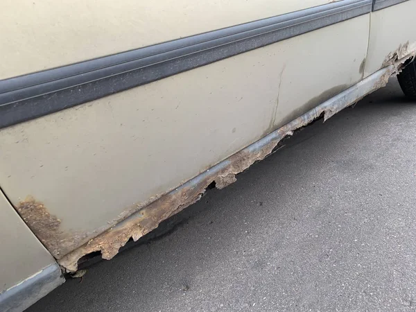 Rusty car threshold with holes in metal, corrosion on an old automobile — 图库照片