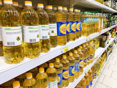Moskova, Rusya - 08 Kasım 2019: Bir süpermarketin rafındaki plastik şişelerde farklı yağlar