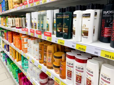 Moskova, Rusya - 08 Kasım 2019: Saç ve vücut için kozmetik ürünleri, bir süpermarketin rafında şampuan ve duş jeli