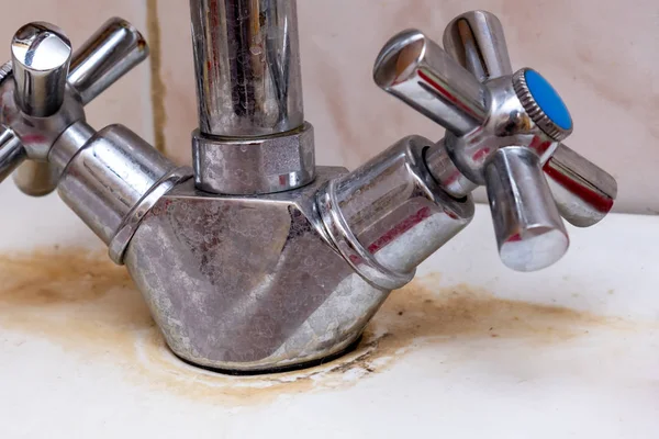 Detalhe da torneira com escala de calcário ou cal nele, torneira misturadora de cozinha calcificada e enferrujada suja, close-up — Fotografia de Stock