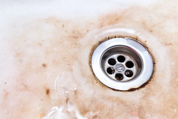 Smutsiga ohygieniska diskbänk med kalk och rost, smutsigt hus och kök rengöring koncept — Stockfoto