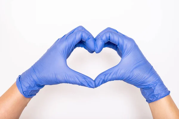 Coeur en latex, gants médicaux en nitrile pour la protection du médecin et de l'infirmière sur fond blanc — Photo