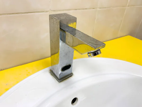 Un grifo moderno sucio, grifo de agua con cal en un recipiente de agua, lavabo en el baño en casa —  Fotos de Stock