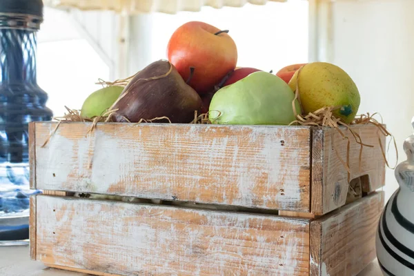 Una variedad de frutas diferentes en una caja de madera de cerca — Foto de Stock