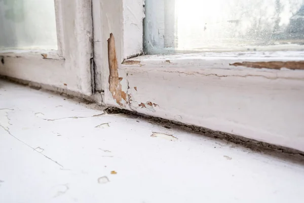 Vieja ventana de madera con pintura pelada y durt necesitaba ser reparado o reemplazado — Foto de Stock