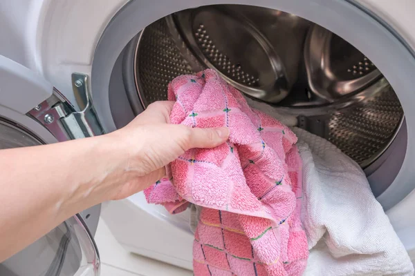 Mujer ama de casa sacar la ropa o cargar una lavadora — Foto de Stock