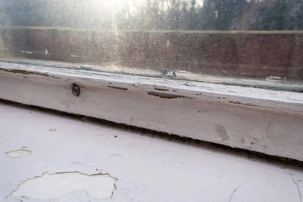 Vieja ventana de madera con pintura pelada y durt necesitaba ser reparado o reemplazado — Foto de Stock