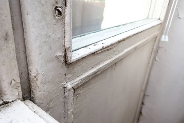 Vieja ventana de madera con pintura pelada y durt necesitaba ser reparado o reemplazado — Foto de Stock