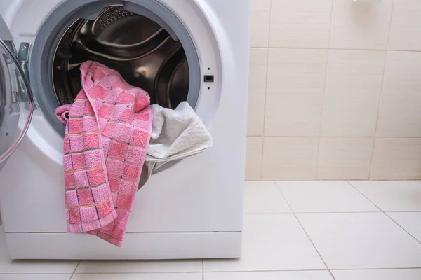 A drum of washing machine full of dirty laundry in the bathroom, copy space — Stock Photo, Image