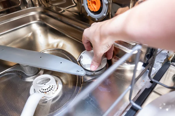 Hand Öppna Topp Diskmaskin Maskin Salt Behållare För Vatten Mjukgörning — Stockfoto