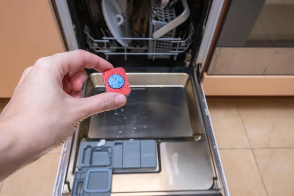 Una Tableta Detergente Para Lavar Los Platos Máquina Lavavajillas Mano — Foto de Stock