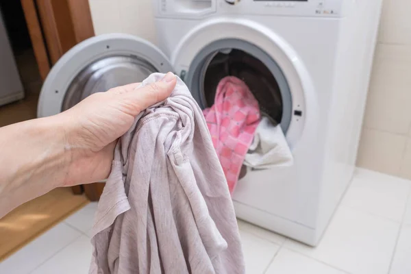 Γυναίκα Νοικοκυρά Τραβήξει Πλυντήριο Από Φορτώσετε Ένα Πλυντήριο Ρούχων — Φωτογραφία Αρχείου