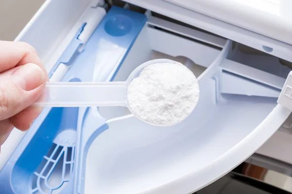 Uma Dona Casa Adicionando Detergente Sem Fosfato Uma Gaveta Máquina — Fotografia de Stock