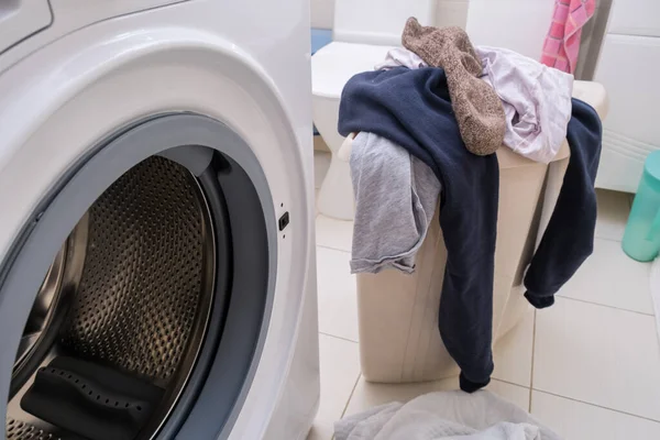 Een Wasmand Vol Vuile Badkamervloer Wasmachine Huishoudconcept — Stockfoto