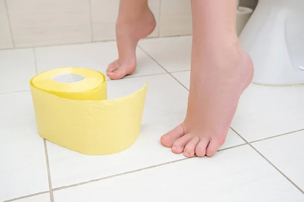 Las Piernas Recortadas Niño Sentado Inodoro Con Rollo Papel Higiénico —  Fotos de Stock