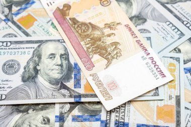 Zayıflığın sembolü olarak Amerikan dolarları üzerinde yüz ruble. Rus ulusal para birimi sürtünmesi ve Amerikan dolarının güçlendirilmesi..